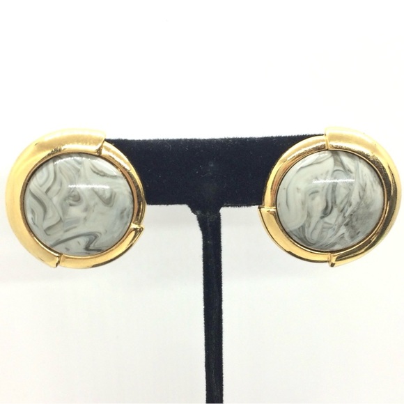 VINTAGE 80S MONET MARBLEIZED EARRINGS GOLD TONE GRAY ACRYLIC STONE ROUND BUTTON - Picture 1 of 14